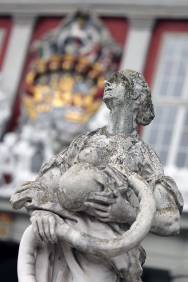 Schloss-Statue_Frau-mit-Schlange_Wolfenbuettel.jpg_ALT